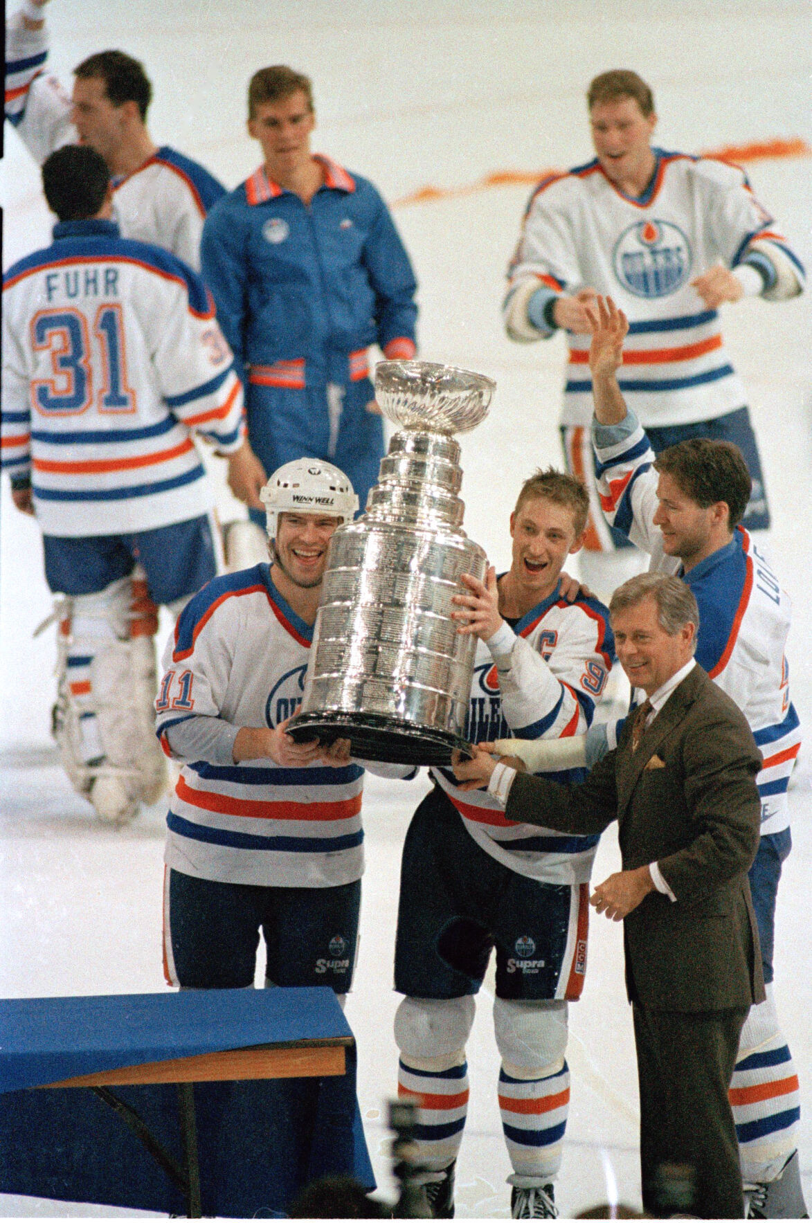 1988: Wayne Gretzky leads Edmonton Oilers to Stanley Cup title